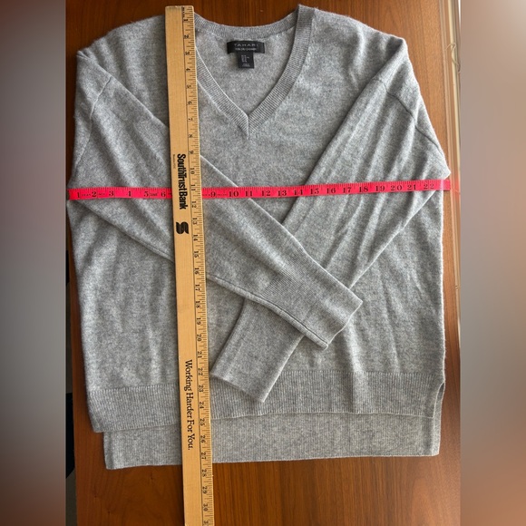 Tahari Light Gray cashmere like new V-Neck split tail Sweater XL - Picture 4 of 4